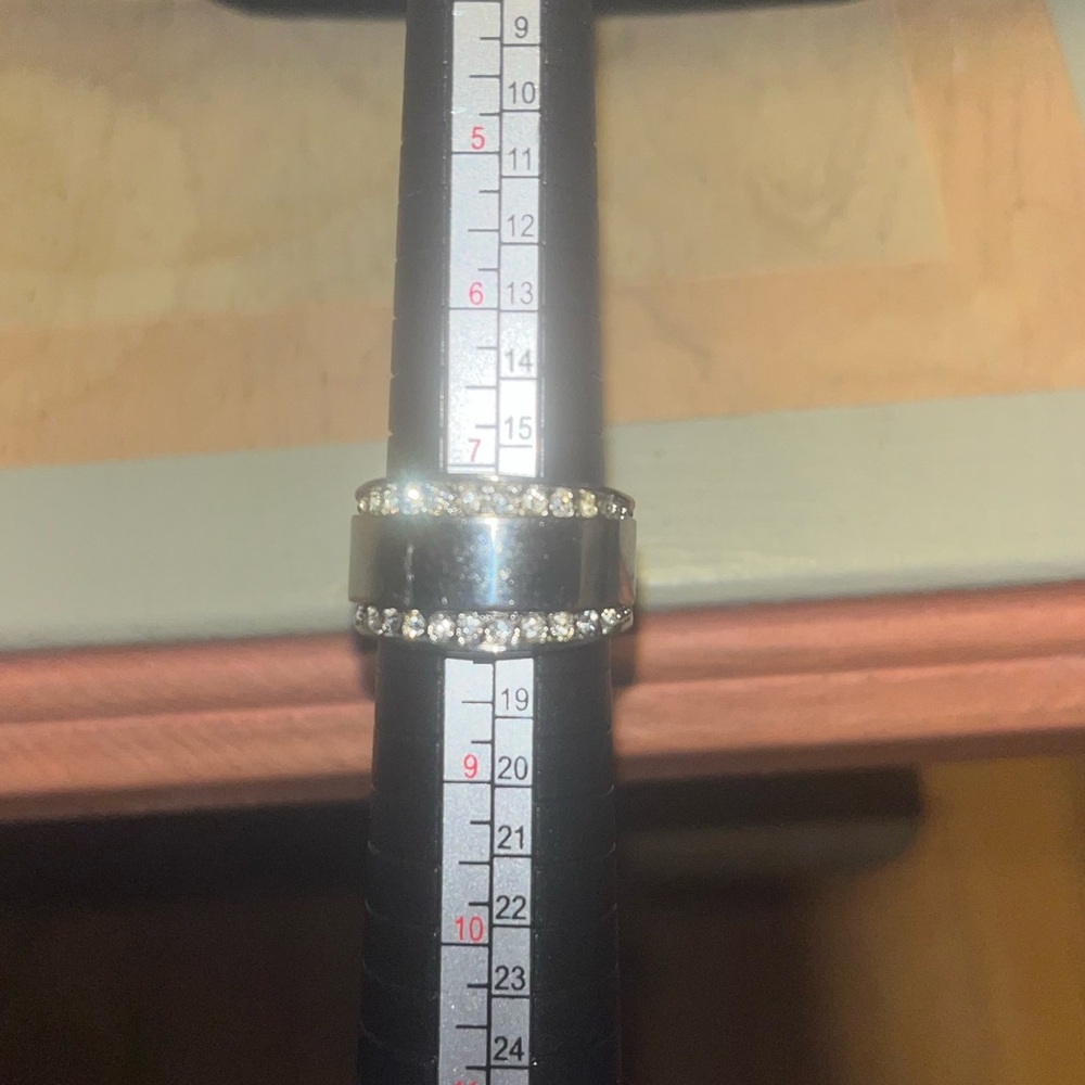 Silver Plated Ring With CZ Diamonds Size 7 Excellent Condition!